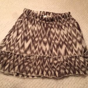 ⛱ 3/$10 Vanity Skirt Size M